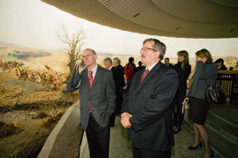 Polnische Geschichte im Blick: Norbert Lammert und Bronislaw Komorowski vor dem “Panorama von Rac?awice”