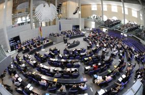Blick in den Plenarsaal des Deutschen Bundestages während einer Sitzung.