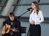 Daniela Coseac (li) singt "Mein Herz bleibt in Berlin" mit Gitarrenbegleitung