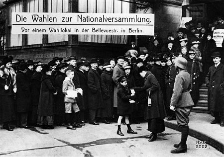 Wahlen zur Verfassungsgebenden Deutschen Nationalversammlung am 19. Januar 1919. - Menschenschlange vor einem Wahllokal in der Bellevuestrasse.