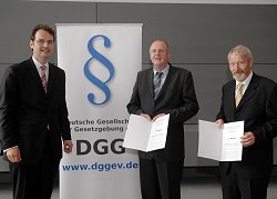 Der Abgeordnete Dr. Günter Krings (CDU/CSU) mit den zwei Preisträgern des 1. Platzes.
