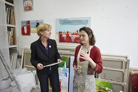 Dr. Eva Högl (links) im Gespräch mit einer Künstlerin.