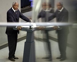 Der Generalsekretär der Vereinten Nationen, Kofi Annan, spiegelt sich am 28.02.2002 während seiner Rede vor dem Deutschen Bundestag im Berliner Reichstagsgebäude in einer Glasscheibe, Klick vergrößert Bild