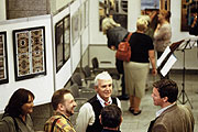 Gebäude des Parlaments neu entdeckt: Vernissage der Ausstellung „Innen und Außen — Reflexionen zur Architektur im Regierungsviertel“.