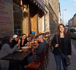 Kelly Hill vor einem Straßencafé in Berlin-Kreuzberg