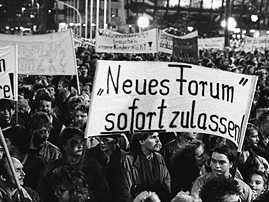 Demonstration mit einem Transparent mit der Forderung, das Neue Forum sofort zuzulassen