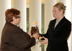 Marlene Rupprecht, SPD (li.) gibt Vorsitz der Kinderkommission weiter an Miriam Gruß, FDP