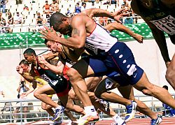 Läufer nach Startschuss zum 100m-Lauf