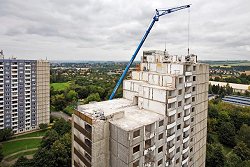 Plattenbau-Häuser werden mit einem Kran im Dresdner Wohngebiet Zschertnitz abgerissen.