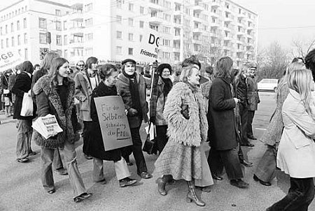 Demonstration 1975 anlässlich der Urteilsverkündung des Bundesverfassungsgerichts zur Reform des Paragraphen 218 (Abtreibungsparagraph) des Strafgesetzbuches (StGB).