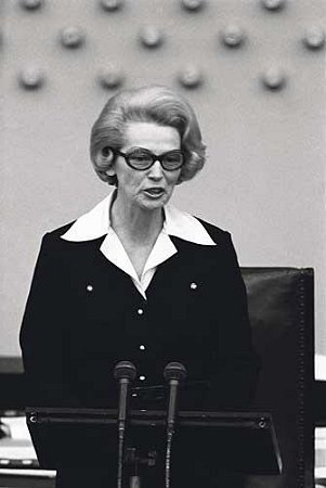 Annemarie Renger wird in der konstituierenden Sitzung des siebten Deutschen Bundestages 1972 zur ersten Bundestagspräsidentin in der Geschichte der Bundesrepublik Deutschland gewählt.