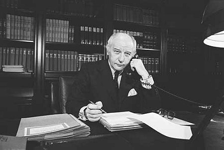 Bundespräsident Scheel am Schreibtisch in seinem neuem Arbeitszimmer 1974.