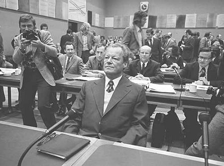 Zur Aufklärung der Guillaume-Affäre 1974 sagt der SPD-Parteivorsitzende Willy Brandt vor dem Untersuchungsausschuss des Bundestags aus.