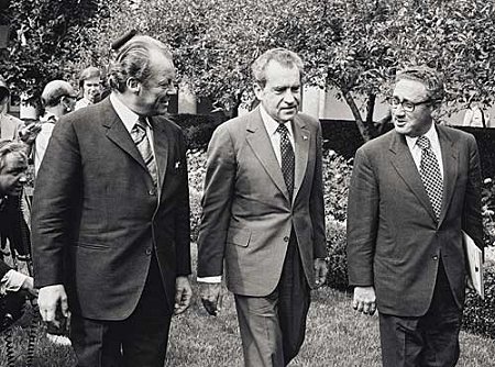 1973: Bundeskanzler Willy Brandt (links) im Gespräch mit US-Präsident Richard Nixon (Mitte) und dem amerikanischen Außenminister Henry Kissinger im im Rosengarten des Weißen Hauses.