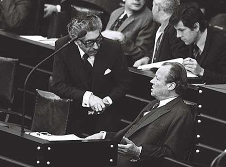 26.04.1974: Bundeskanzler Willy Brandt (r.)