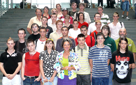 Eine Metallerin und 25 Schickhardt-Metaller reisten kurz vor der schriftlichen Prüfung nach Berlin und wurden im Bundestag von Renate Gradistanac empfangen. Mit auf dem Bild sind die Begleitpersonen Hartmut und Rosemarie Keck und Angelika und Alexander Lang. Privatbild