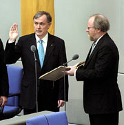 Bild: Horst Köhler mit erhobener Hand