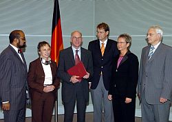 von links: Abg. Josef Winkler, Abg. Gabriele Lösekrug-Möller, Bundestagspräsident Lammert, stv. Vorsitzender Gero Storjohann, Vorsitzende Kerstin Naumann, Abg Günter Baumann