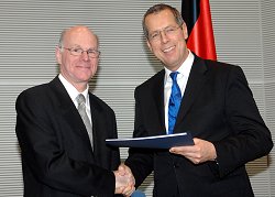 Reinhold Robbe, übergibt am Donnerstag (26.03.2009) im Bundestag in Berlin seinen Jahresbericht 2008 an Bundestagspräsident Norbert Lammert, Klick vergrößert Bild