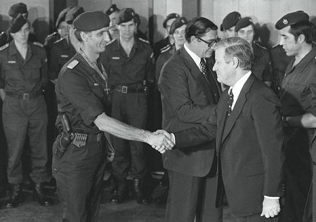 1977: Verleihung des Bundesverdienstkreuzes an die Männer der Antiterroreinheit Sondereinheit GSG 9: Bundeskanzler Helmut Schmid (SPD, rechts) gratuliert dem GSG 9-Einsatzleiter Ulrich Wegener.
