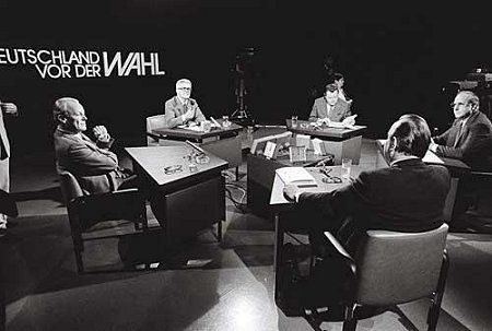 Willy Brandt (l.), Hans-Dietrich Genscher (vorne), Helmut Kohl (r.) und Franz-Josef Strauß (2.v.r.) während einer Fernsehdiskussion vor der Bundestagswahl 1980.