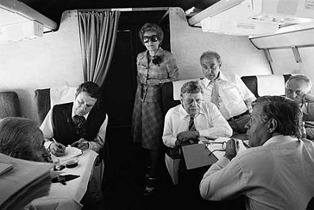 1976: Bundeskanzler Helmut Schmidt (vorne rechts) im Gespräch mit (hinten v.r.) Heinz Oskar Vetter, Kurt A. Körber, Hanns-Martin Schleyer, Marie Schlei auf dem Flug in die USA.