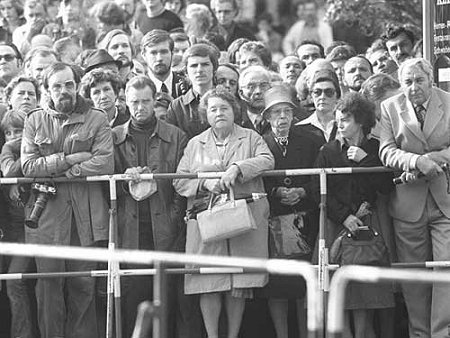 1977: Bürgerinnen und Bürger trauern für den von Terroristen ermordeten Hanns-Martin Schleyer, Präsident des Bundesverbandes der Deutschen Industrie und der Bundesvereinigung der Deutschen Arbeitgeberverbände.