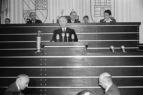 Bundeskanzler Konrad Adenauer bei seiner Rede.