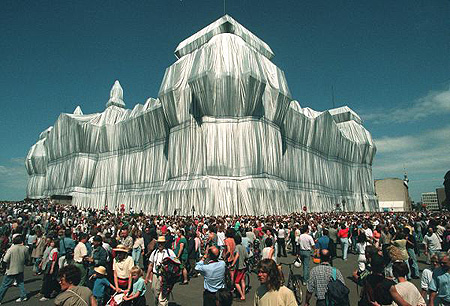 Rund um den Verhüllten Reichstag drängten sich zahlreiche Besucher, um das Werk des amerikanischen Verpackungskünstlers Christo zu sehen.