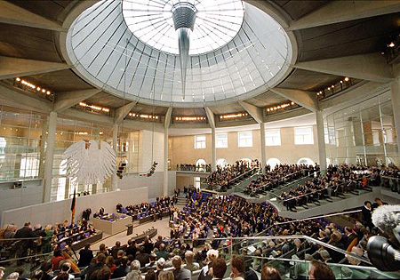 Blick in den Plenarsaal des Bundestages im Berliner Reichstagsgebäude während der Eröffnungsrede von Bundestagspräsident Wolfgang Thierse am 19.04.1999. Mit der offiziellen Rede wurde das historische Bauwerk an den Deutschen Bundestag übergeben.