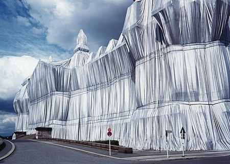 Das verhüllte Reichstagsgebäude 1995. Das Projekt "Wrapped Reichstag" wurde von Christo und Jeanne-Claude: Christo und Jeanne-Claude 1971 erdacht und 1995 umgesetzt.