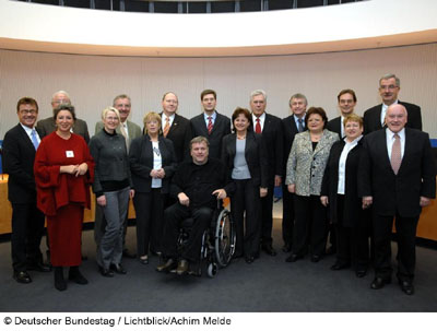 Renate Gradistanac (SPD) und ihre Kolleginnen und Kollegen des Tourismusausschusses bei einem Treffen mit Bundeswirtschaftsminister Michael Glos (CSU) in Berlin. Foto: Deutscher Bundestag / Achim Melde