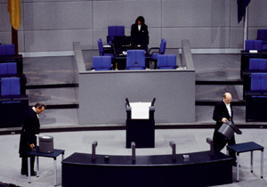Saaldiener kontrollieren Urnen im Plenarsaal des Bundestages.