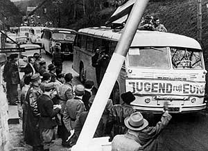 Bus passiert einen Grenzposten in den 50er Jahren.
