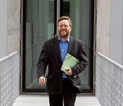 Bild: Gustav Herzog, SPD, mit Akten unter dem Arm