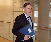 Bild: Jörg van Essen, FDP, mit Unterlagen unter dem Arm