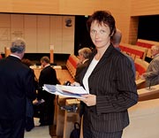 Bild: Claudia Nolte, CDU/CSU, mit Unterlagen in den Händen