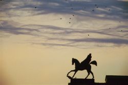 Pegasus auf dem Berliner Schauspielhaus im Abendlicht