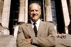 Norman Robert Foster vor dem Reichstagsgebäude in Berlin - 1994