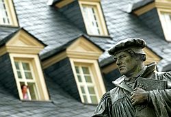 Denkmal des deutschen Reformators Martin Luther (1483-1546) auf dem Marktplatz von Eisleben