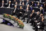 von links: Bundesratspräsident von Beust, Kanzlerin Merkel, Bundestagspräsident Lammert, Enkelin der Verstorbenen Claudia Schick, Bundespräsident Köhler, Enkel Reinhard Renger, Altkanzler Schröder, Präsident des Bundesverfassungsgerichts Papier