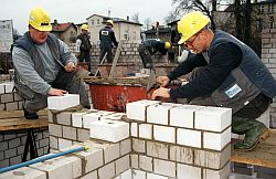 Maurer auf Baustelle, Klick vergrößert Bild