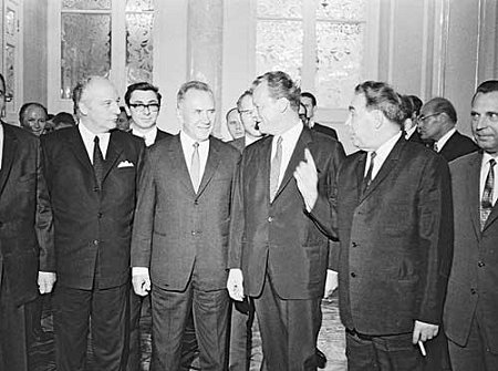 Willy Brandt besucht die Sowjetunion: Empfang im Kreml (v.l.): Der Bundesminister des Auswärtigen, Walter Scheel, der sowjetische Ministerpräsident Alexej Kossygin, Bundeskanzler Willy Brandt und der Parteichef der KPdSU, Leonid Breschnew.