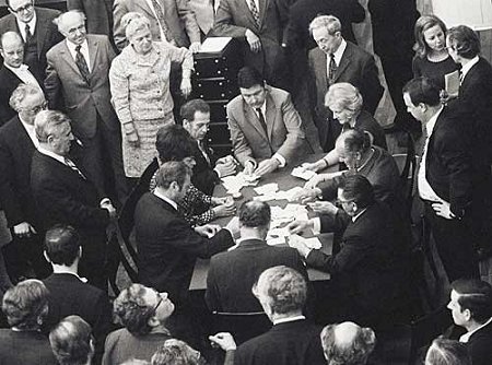Nach der Abstimmung zum Misstrauensvotum gegen Bundeskanzler Willy Brandt werden die Stimmen ausgezählt.