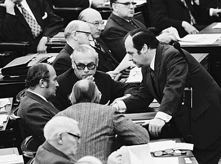 Bundestagssitzung / Abstimmung über die Ostverträge 1972: Karl Wienand, SPD-Fraktionsgeschäftsführer (r.) im Gespräch mit Rainer Barzel (l.), CDU/CSU-Fraktionsvorsitzender.