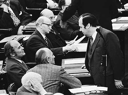 17.05.1972 : Karl Wienand, SPD-Fraktionsgeschäftsführer (r.)