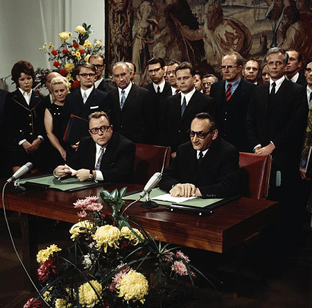 08.11.1972: Egon Bahr (r.) und DDR-Staatssekretär Michael Kohl
