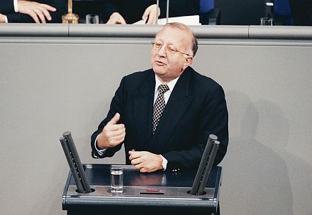 Willy Wimmer vor dem Rednerpult im Plenarsaal