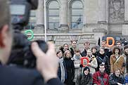 Jugendliche vor Reichstagsgebäude
