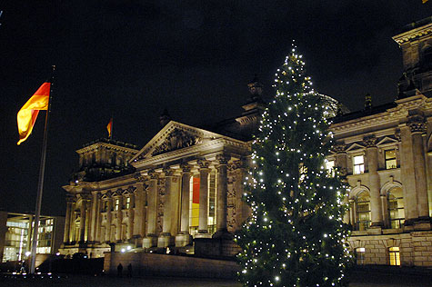 Weihnachtsbaum vor dem Reichstagsgebäude bei Nacht